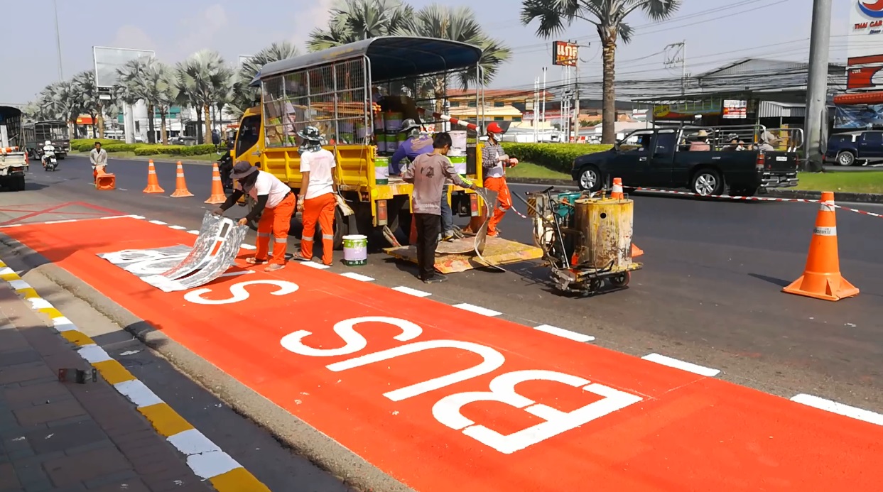 After the army declared that baht buses can only serve designated stops, Pattaya City Hall is scrambling to actually build those stops.