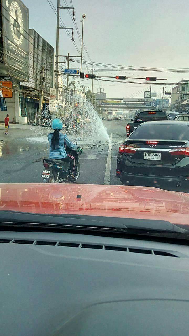 Sukhumvit Road literally was drowning in traffic after a water main broke, bringing the busy thoroughfare to a halt.