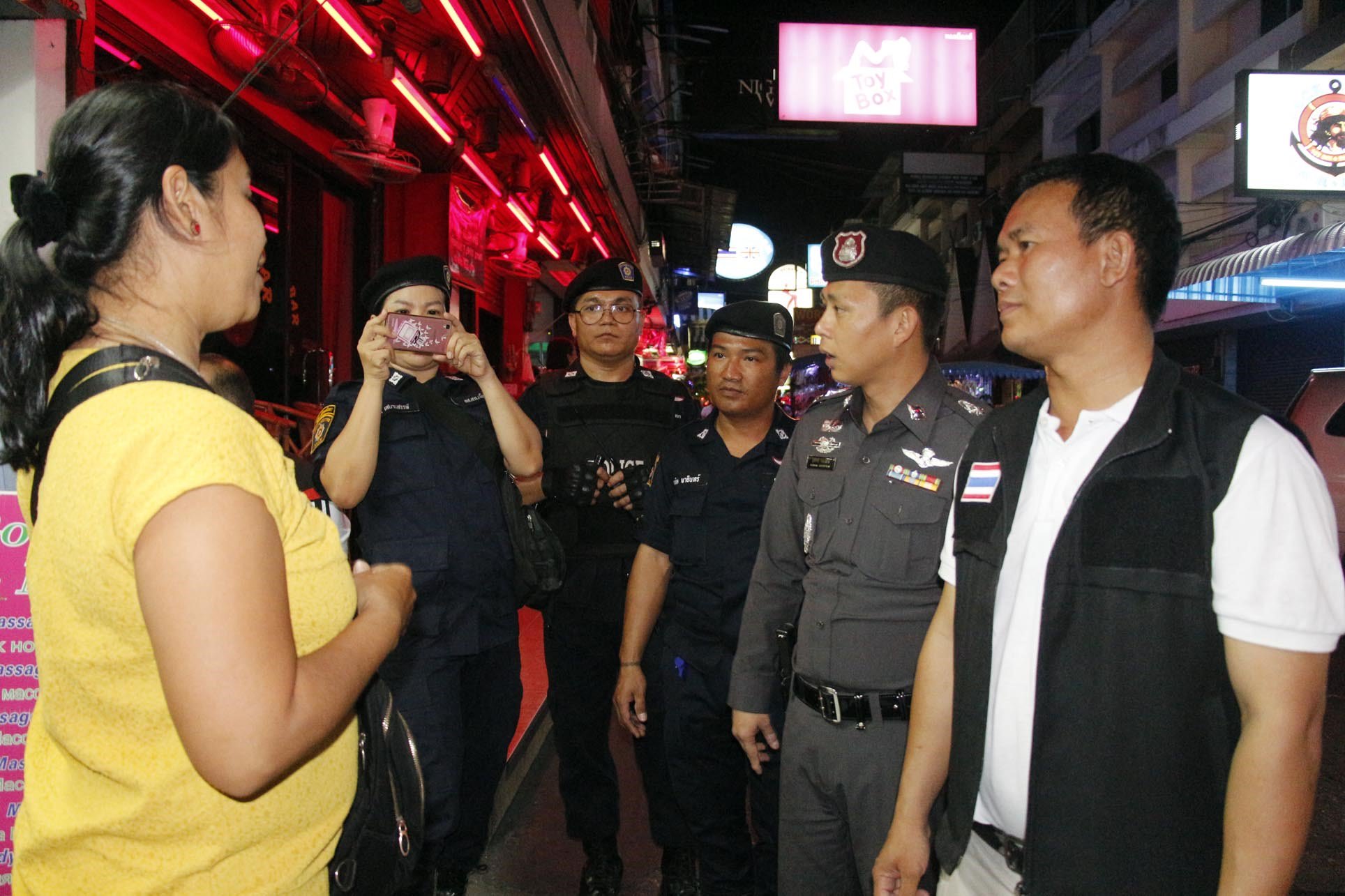 Banglamung District officials and Pattaya police swept through Soi 6 in their continuing crack down on bars. Finding nothing untoward, officers announced that they have been successful in “cleaning up” the city’s image.