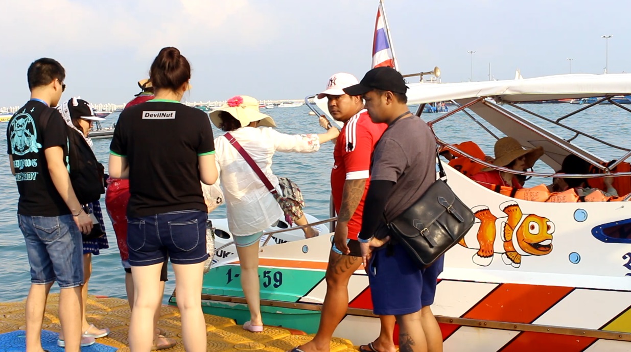Pattaya Business & Tourism Association President Sinchai Wattanasartsathorn has criticized the floating docks being used for speedboat passengers at Bali Hai Pier, calling for immediate safety improvements to stop the injuries from accidents occurring there daily. 