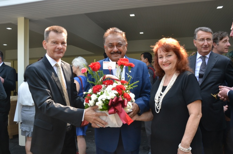 Peter Malhotra and Elfi Seitz present flowers in the name of Pattaya Mail Media Group to Rudolf Hofer.