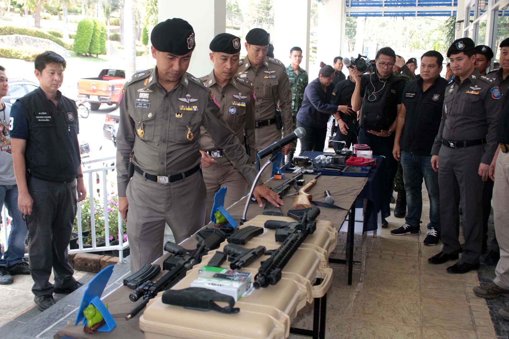 Police and soldiers seized more than a dozen illegal weapons in raids of 25 locations in Chonburi.