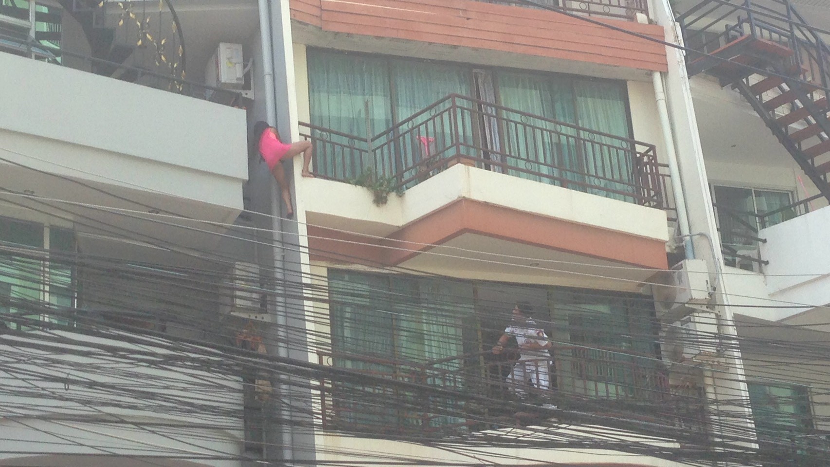 A woman apparently high on drugs is safe after trying to get away from an alleged pursuer in Pattaya.