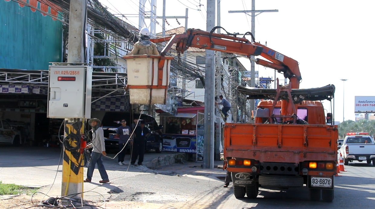 From North Road to Jomtien Beach, Pattaya city workers and local utility companies slowly are untangling the area’s unsightly jumbles of power and cable-television wires.