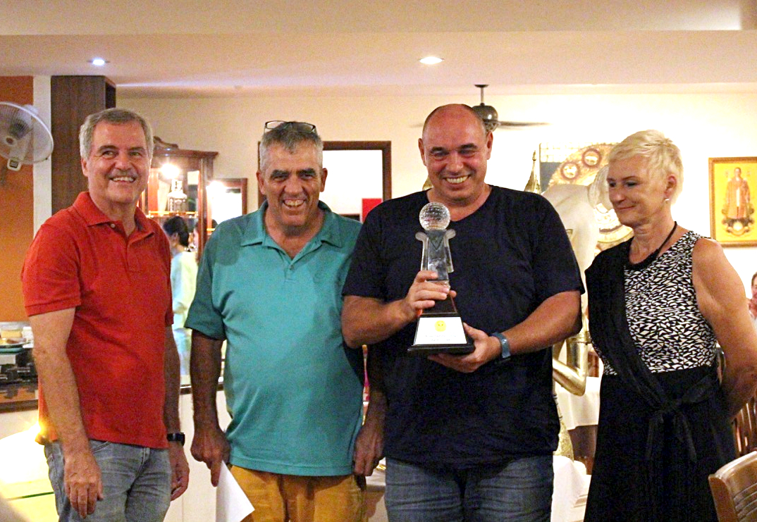Uwe Wegner (2nd right) receives the winner’s trophy for the best score of the day.