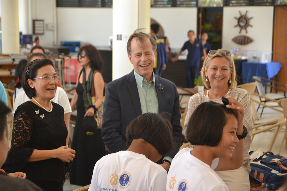 Radchada Chomjinda (left), Intercountry Adoption Representative and Executive of HHN Foundation and Child Protection and Development Center, took children to welcome the US Ambassador to Thailand, Glyn T. Davies and his wife Jackie.