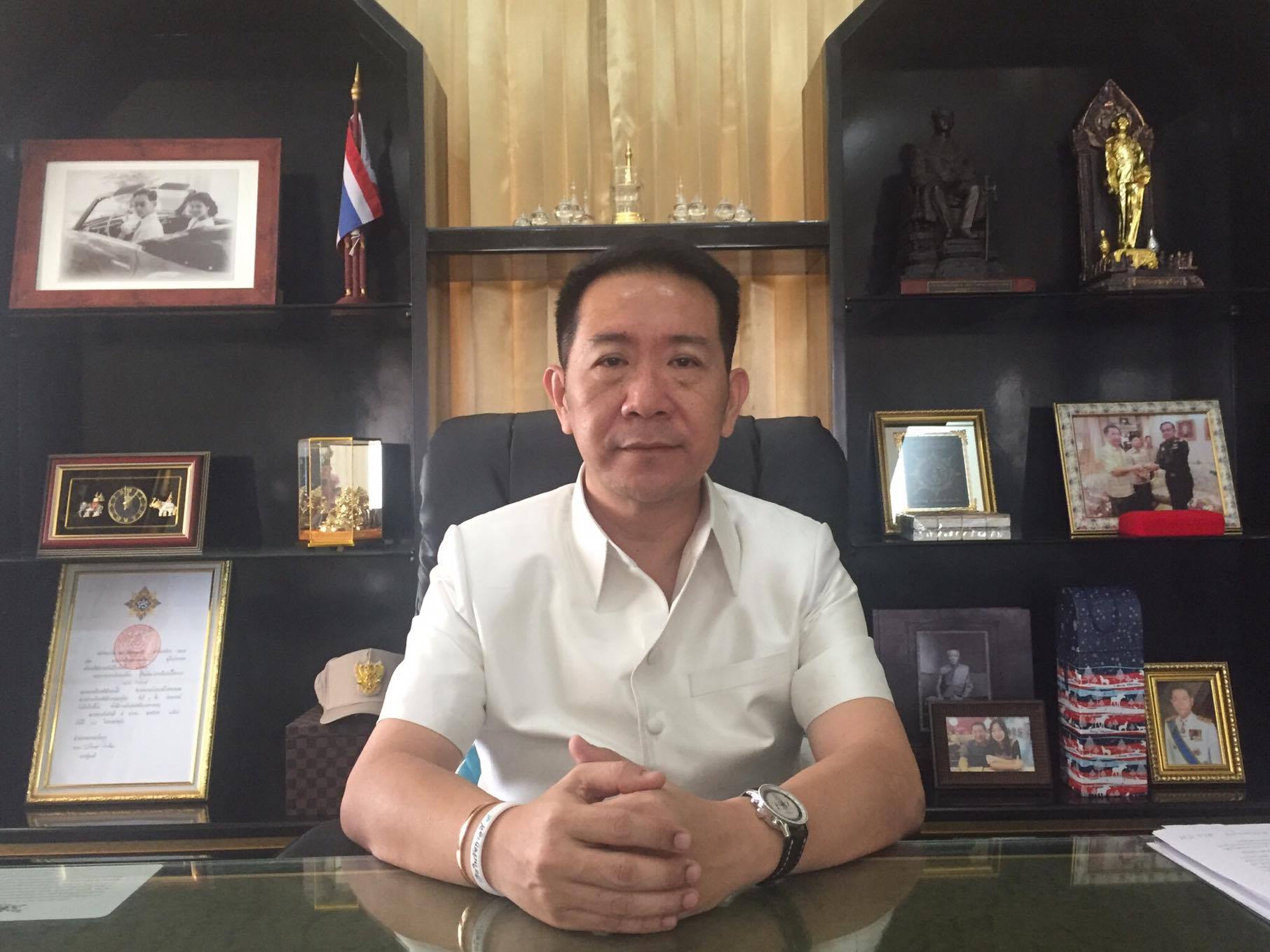 Banglamung District Chief Naris Niramaiwong called on businesses and residents to work together to solve community problems, saying government can’t do it alone.
