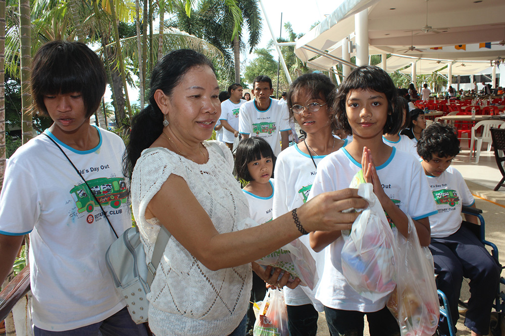 Rotarians also gave gift bags filled with necessities and snacks for the children to take back with them.