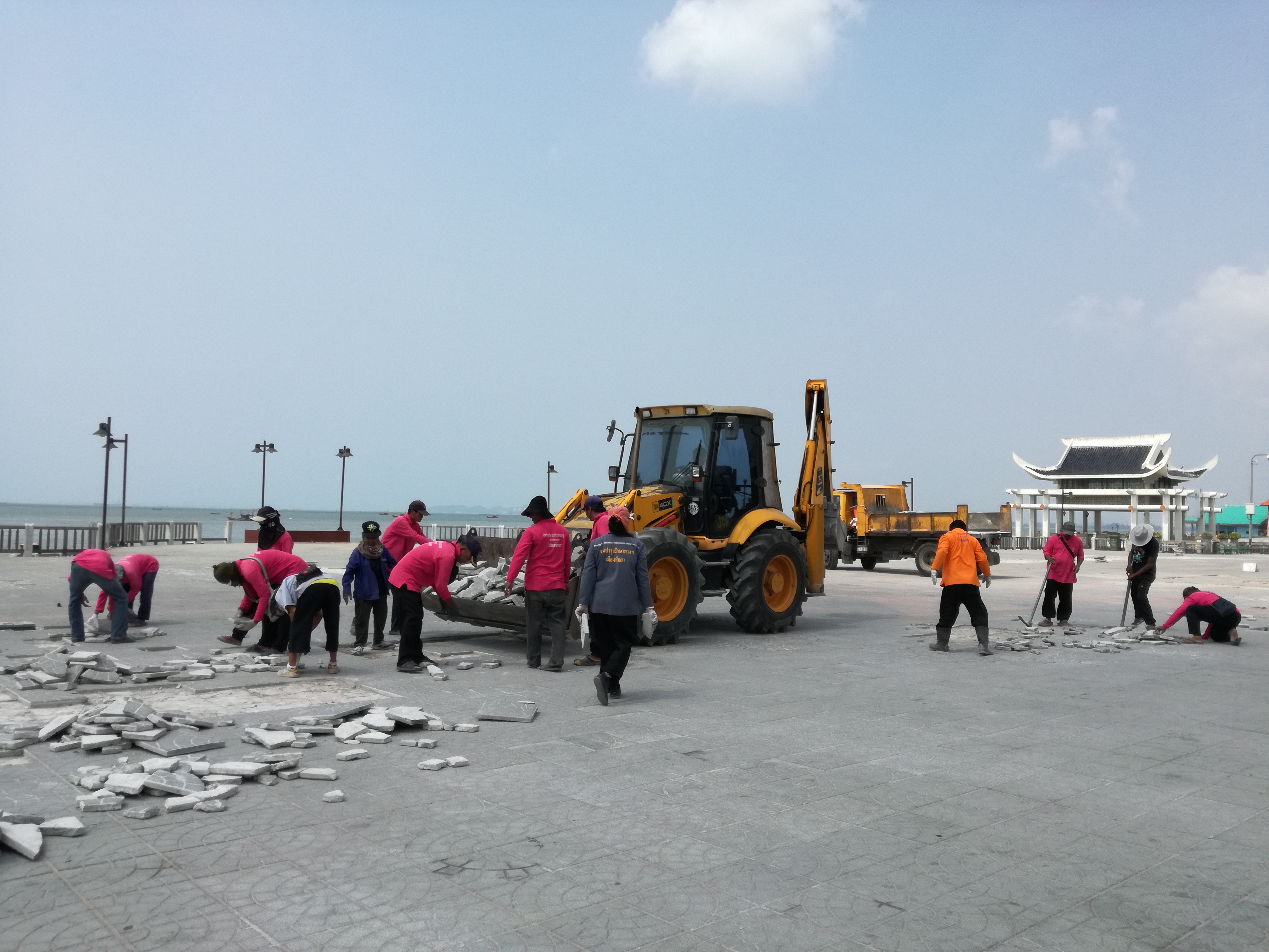 Pattaya city work crews repaired the multipurpose zone of Naklua’s Lan Po Public Park after it was heavily damaged by cars parking on the unreinforced pavement.