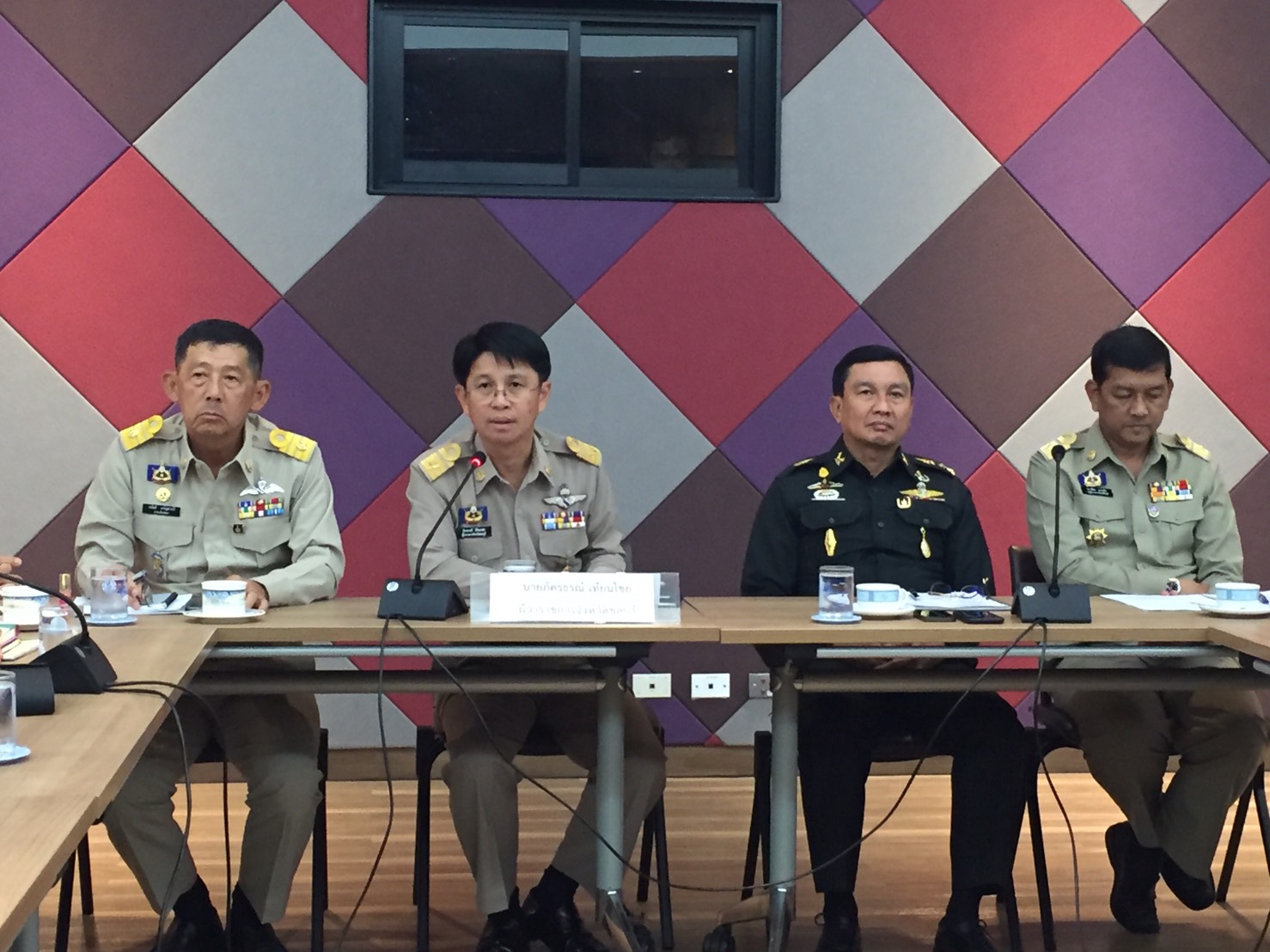 Chonburi Gov. Pakarathorn Thienchai (2nd left) chairs a meeting about the government’s plan to spend up to 200 million baht to upgrade Bali Hai Pier for November’s International Fleet Show.