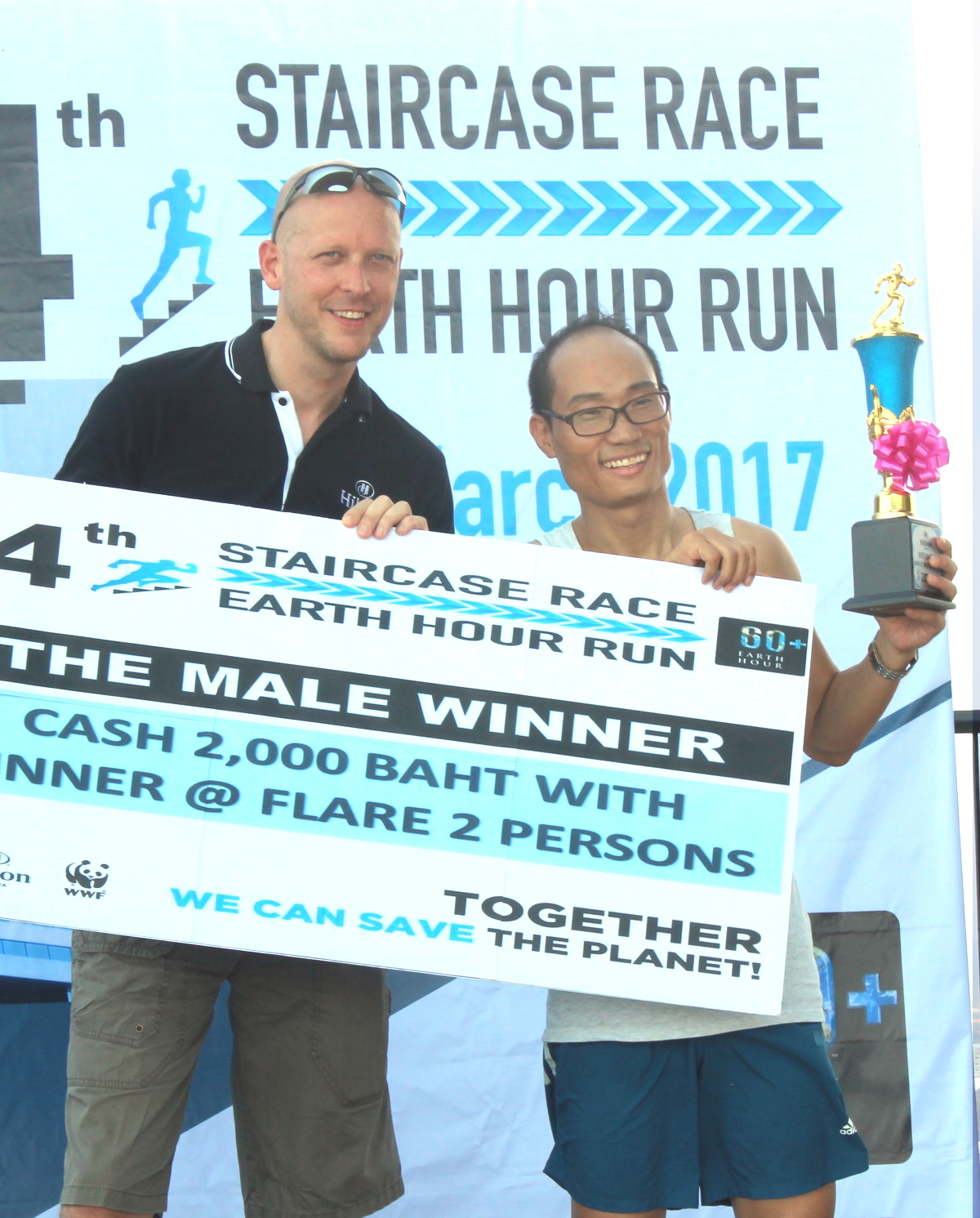 Men’s winner Jung Na Zu (right) receives his award from Hilton General Manager Rudolf Troestler.
