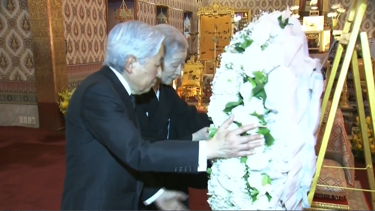 Thailand News 06-03-17 4 PBS Japan’s Emperor and Empress pay respect to late King 1