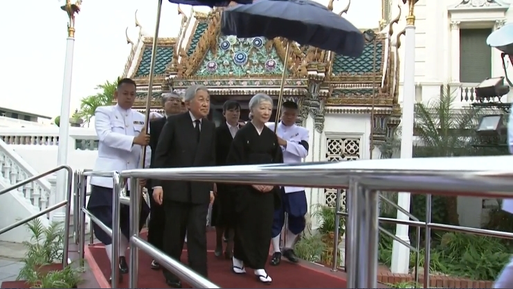 Thailand News 06-03-17 4 PBS Japan’s Emperor and Empress pay respect to late King 2