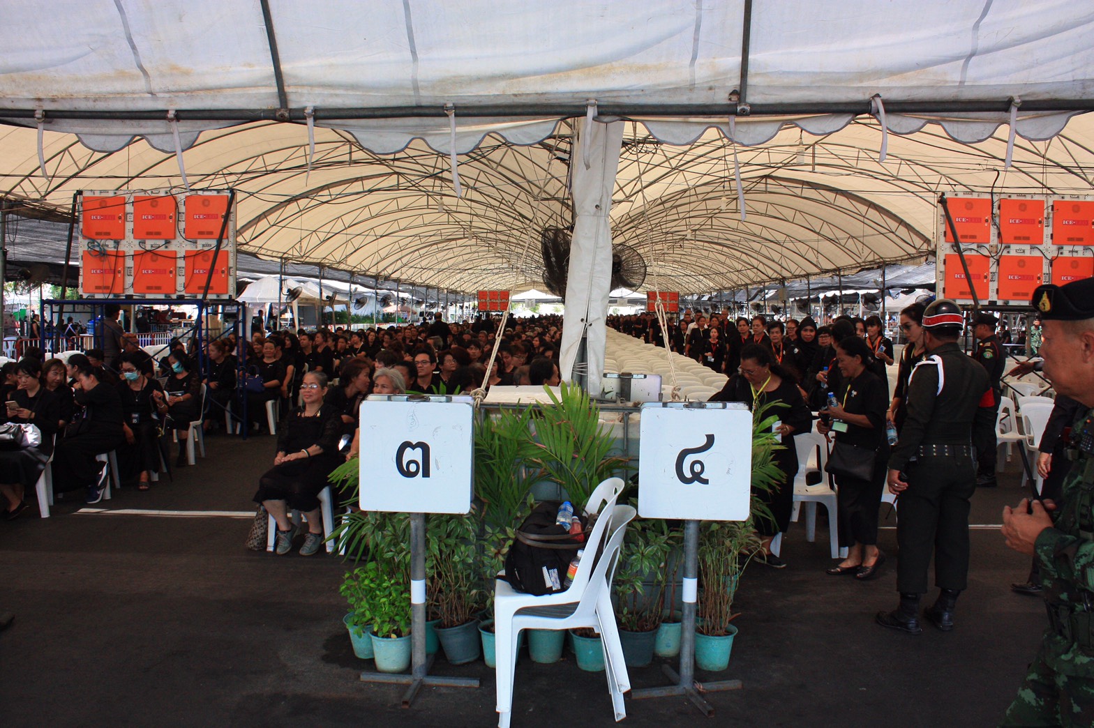 Thailand News 09-03-17 NNT 4 Citizens continue to flock to exhibition on HM the late King 1JPG