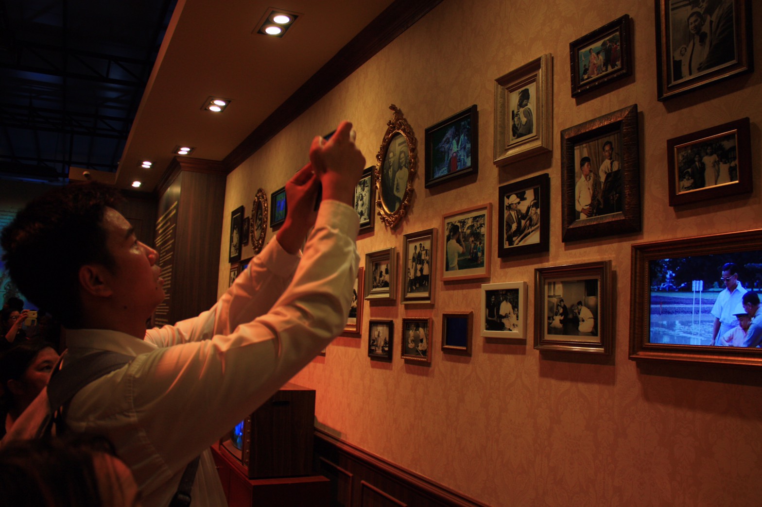 Thailand News 09-03-17 NNT 4 Citizens continue to flock to exhibition on HM the late King 3JPG