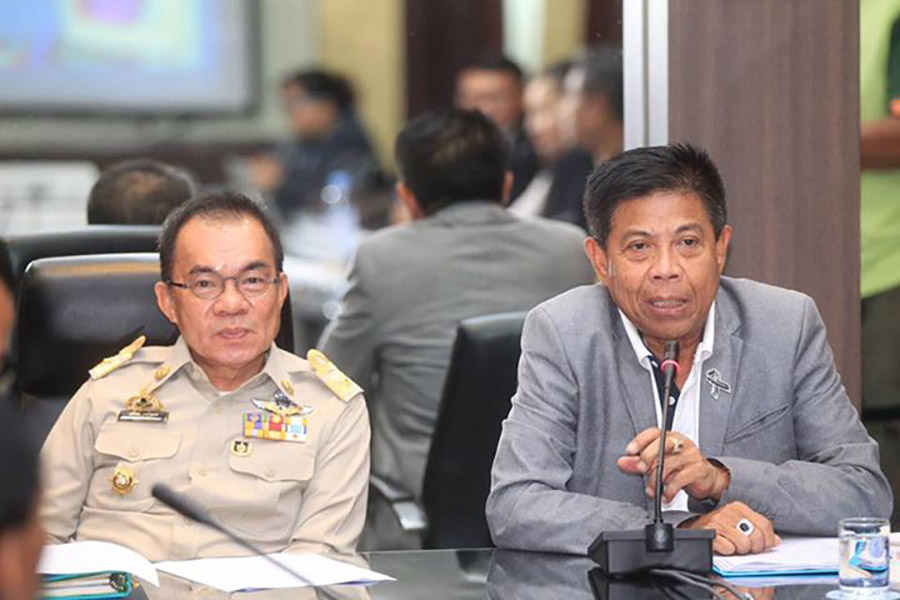 City spokesman Pinit Maneerat (right) and city manager Wuthipol Charoenpol (left) chair a meeting to try for the first time to change the style of Pattaya’s Songkran Festival to retro Thai culture.