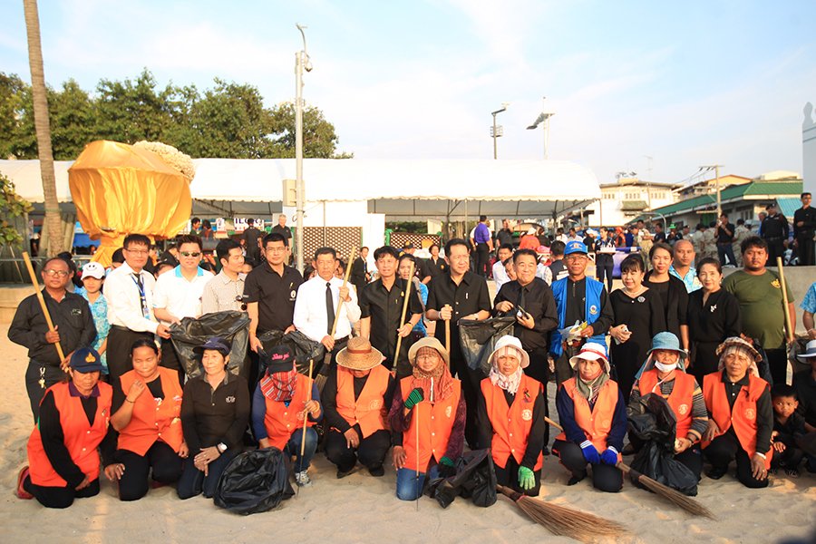 Chonburi Governor Pakarathorn Thienchai joins Mayor Anan Charoenchasri, Banglamung District Chief Naris Niramaiwong and city workers for the “big cleaning day” on Pattaya Beach.