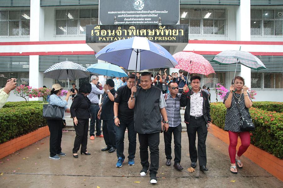 Top officials from the United Front for Democracy Against Dictatorship met with Arisman Pongruangrong at Pattaya Remand Prison March 29 as they prepare to appeal his conviction to the Supreme Court.