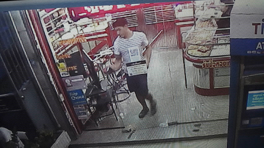 Police are looking for a man who stole a ring from a central Pattaya gold shop.