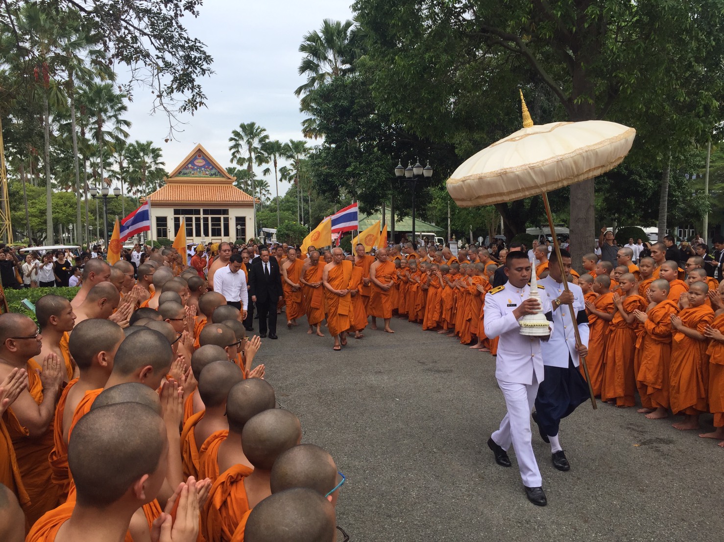 The relics of the late Supreme Patriarch are brought into Pattaya’s Yanasangwararam Temple.