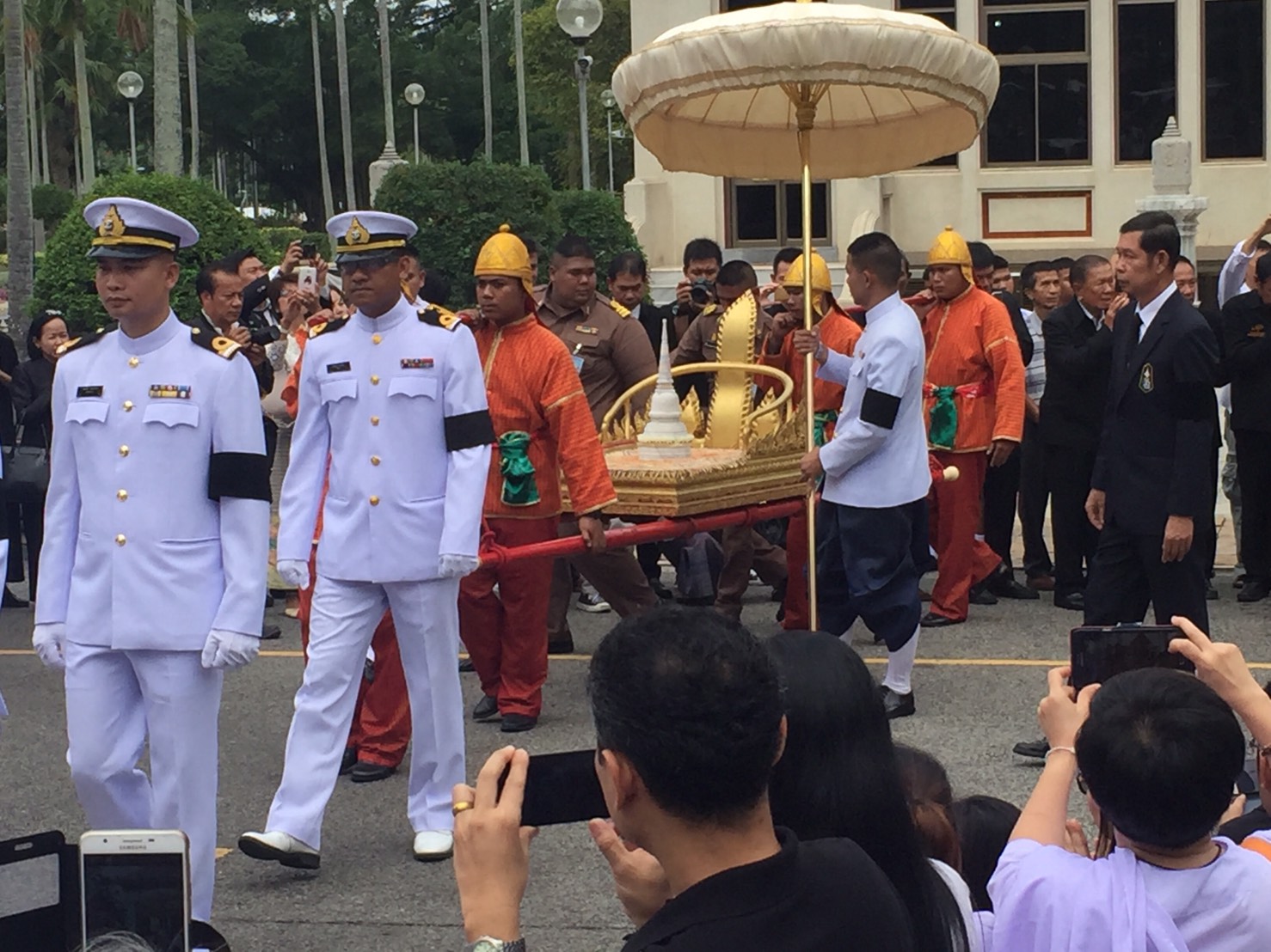 The relics of the late Supreme Patriarch Somdet Phra Nyanasamvara Suvaddhana Mahathera are brought in to be placed in the temple’s marble pavilion.