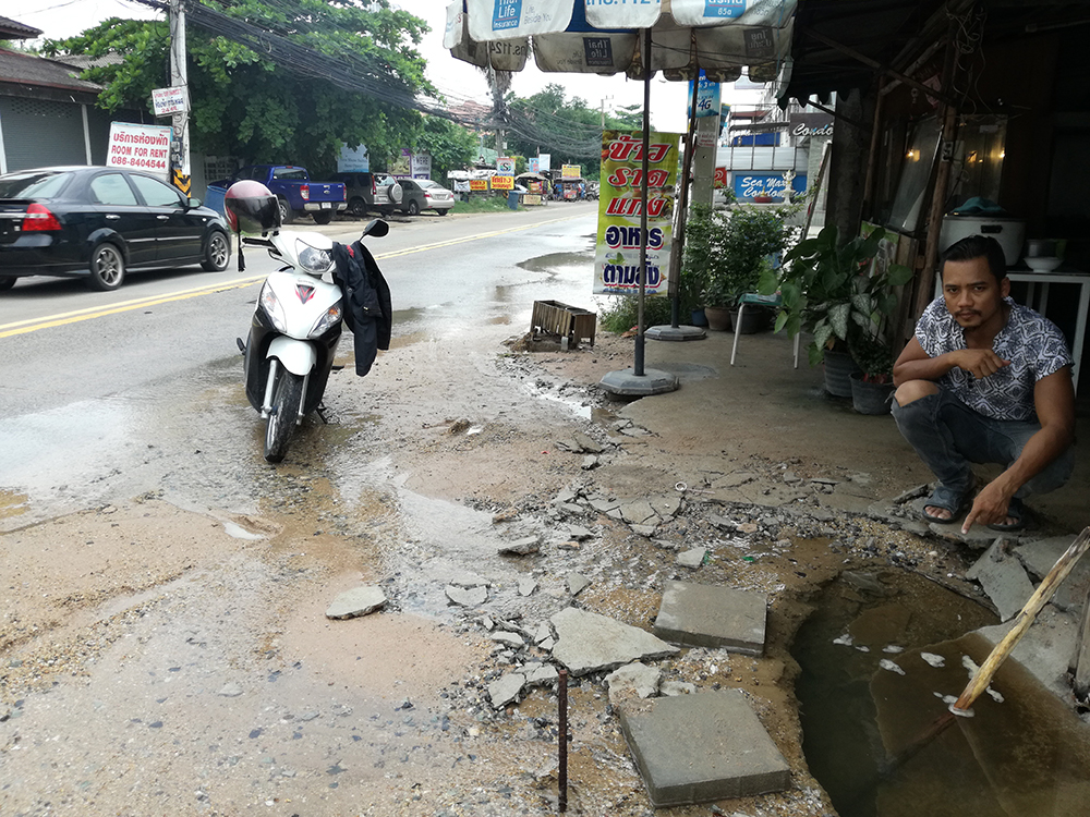 The most-recent break came on Chaiyapruek April 5 where a water pipe burst and flood both the street and people’s houses.