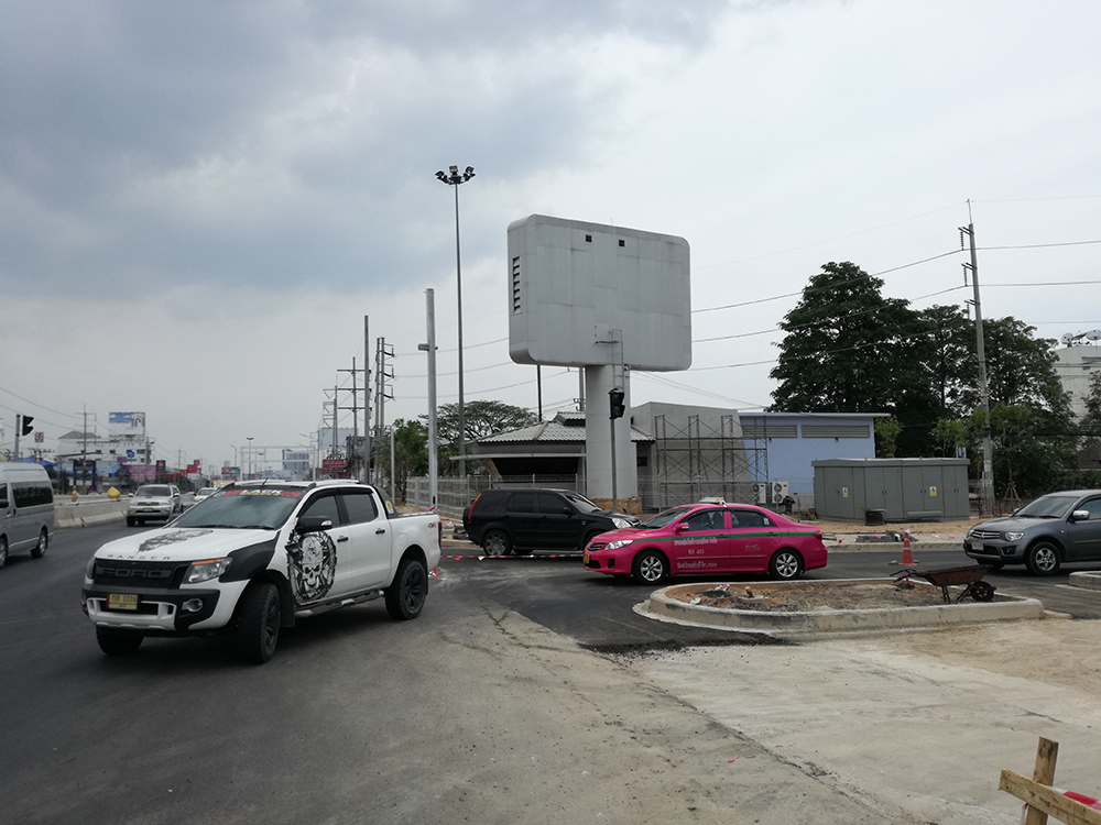Contractors reopened the lanes connecting Sukhumvit and Central roads.