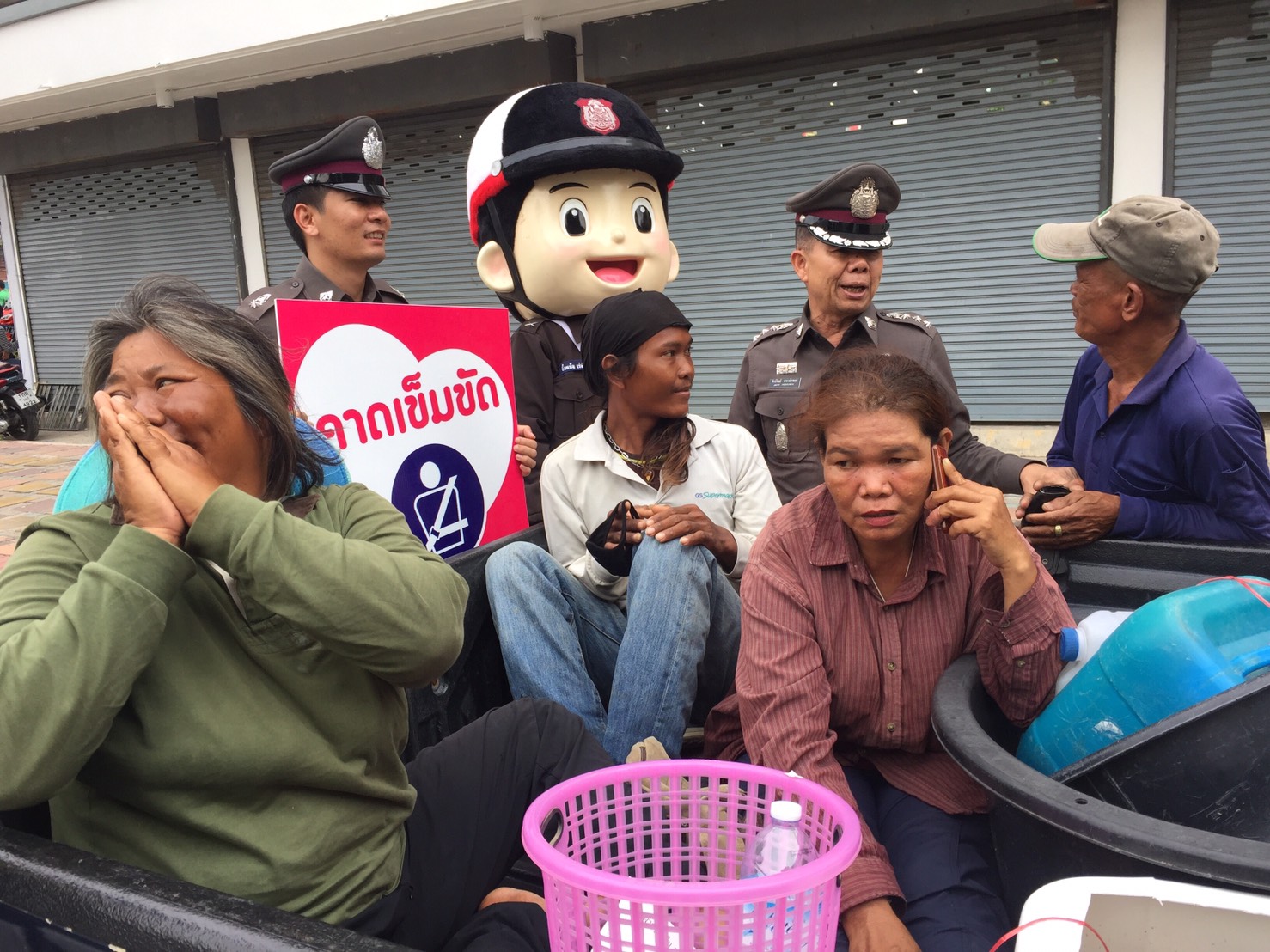 After declaring that riding in cargo beds of pickup trucks was too dangerous during Songkran, the government quickly caved to public pressure and allowed the practice to continue until after the most dangerous driving days of the year.