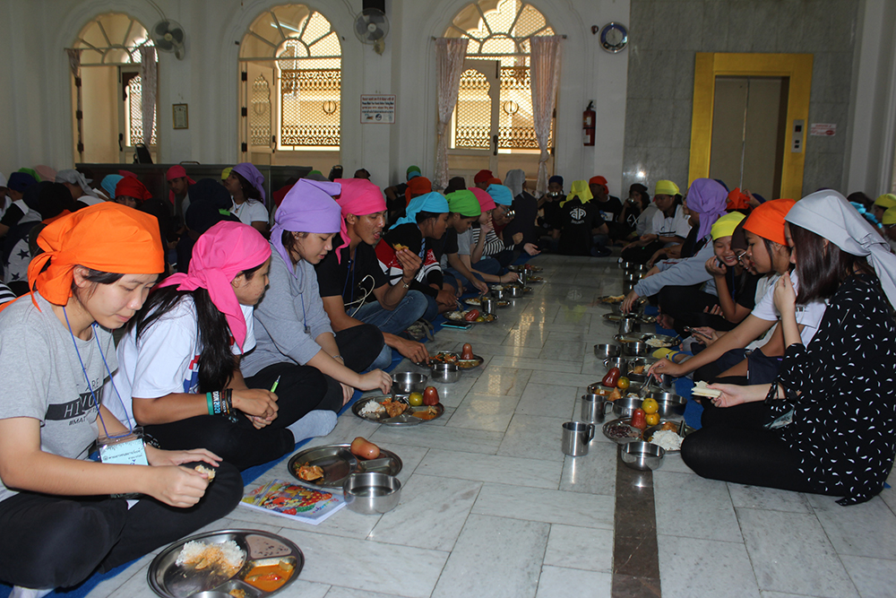 The students enjoy the ‘Guru ka langar’ community lunch.