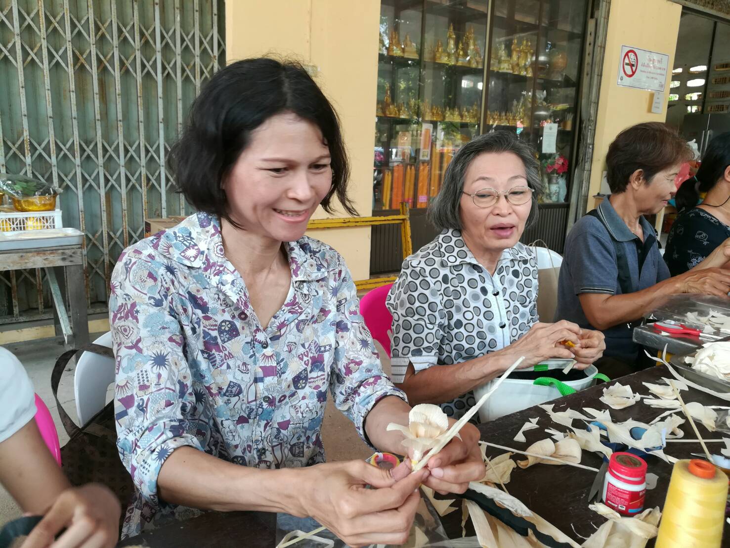 Pattaya-area volunteers are doing their part for HM the late King’s upcoming cremation by creating artificial flowers to be used in the ceremony.