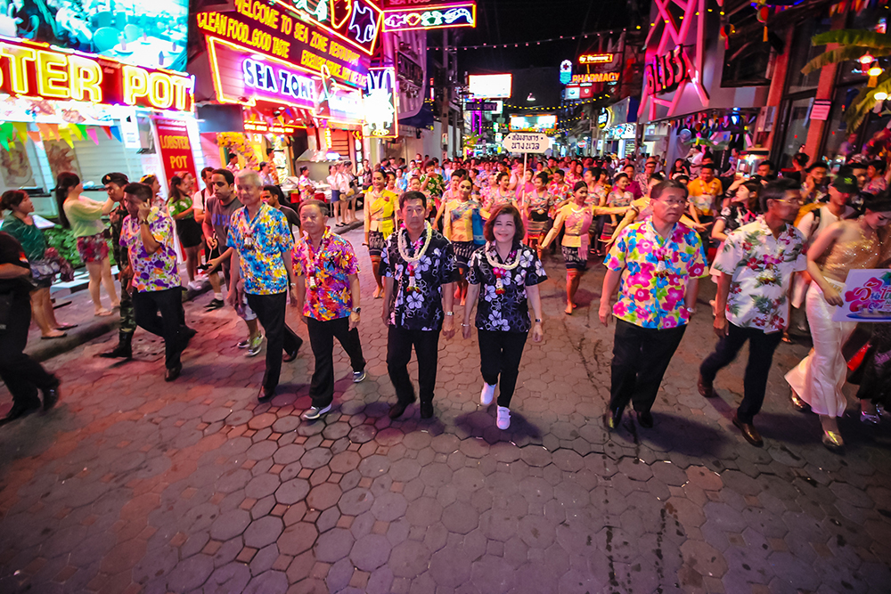 Mayor Anan Charoenchasri leads city councilors and entertainment operators along Walking Street to officially open the “Wet and cool the Thai way, Pattaya Wan Lai Songkran 2560” event.