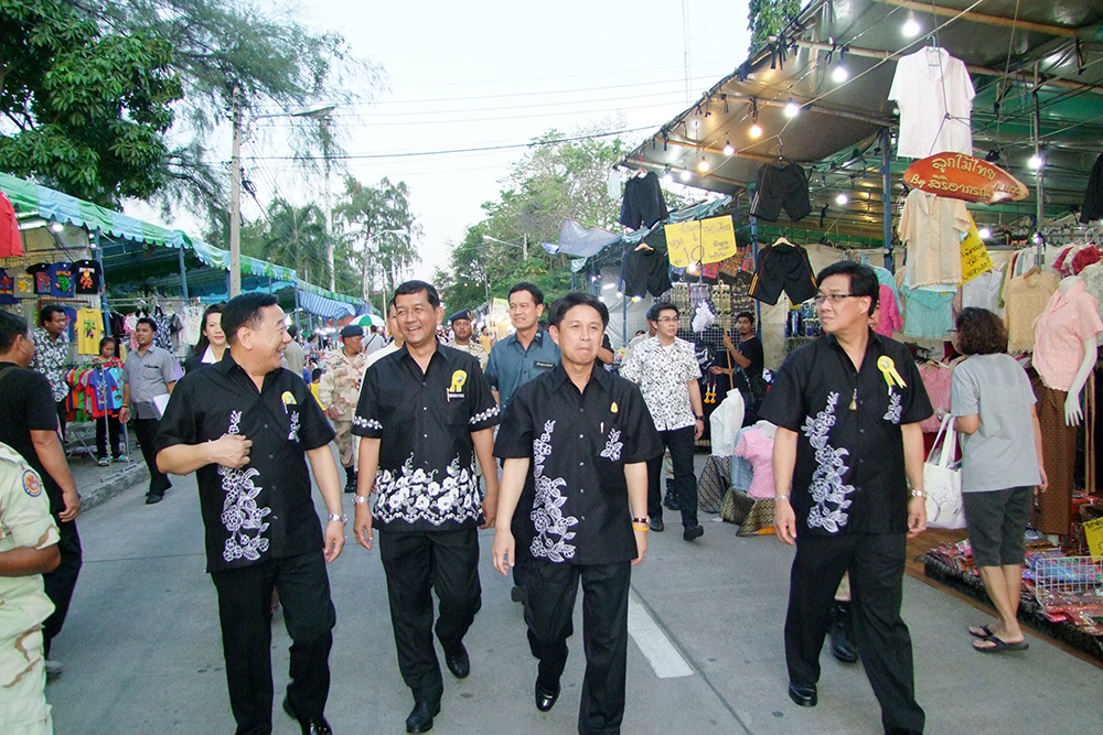 Chonburi Governor Pakarathorn Thienchai (2nd right) and his team lead a parade through the city side streets.