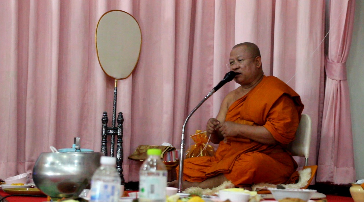 At Chaimongkol Temple, Abbot Panyarattanaporn presided over the merit-making services.