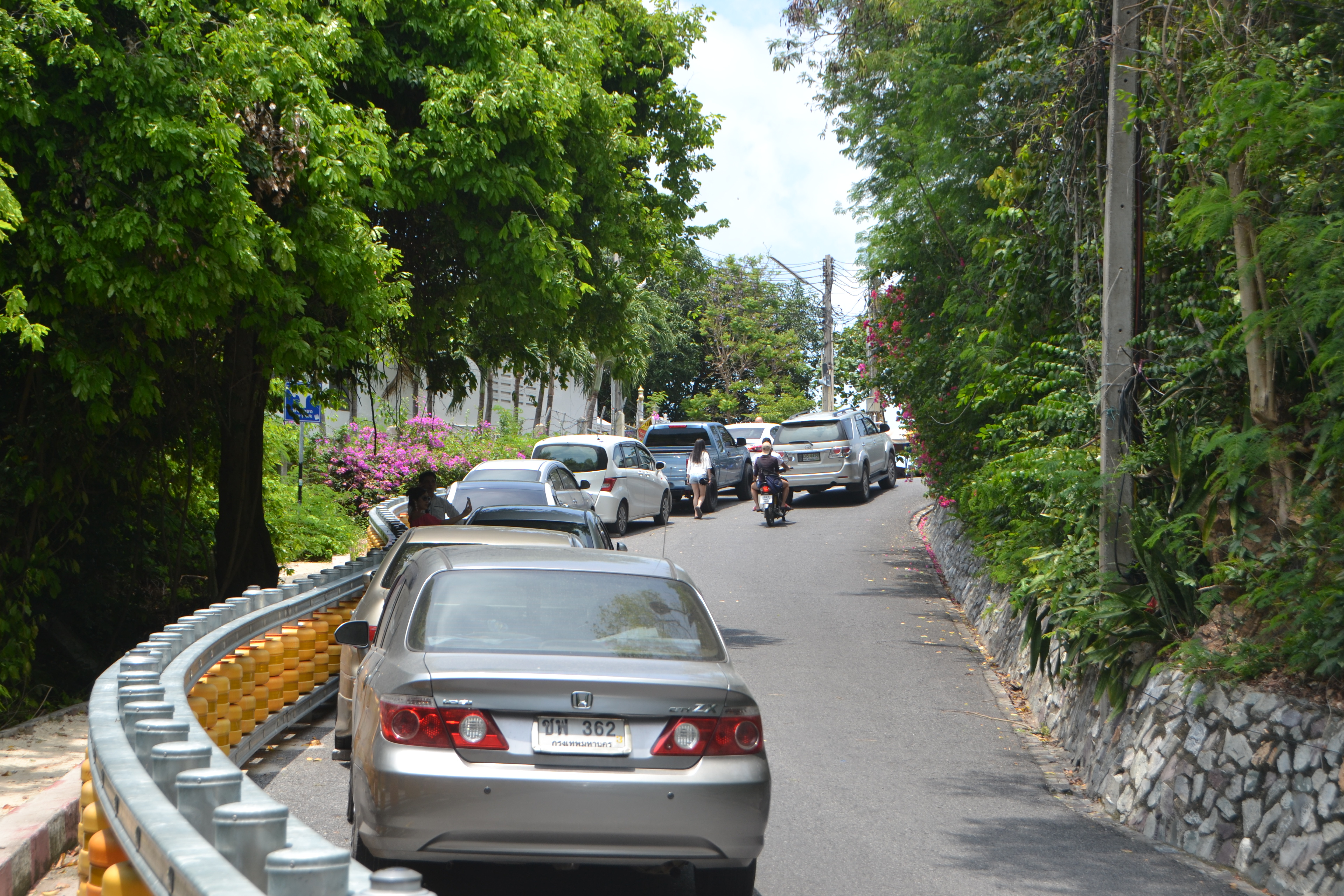 Pratamnak Hill, one of the most-popular tourist spots in the area, has parking space for just 20 vehicles. Hence the dangerous parking on the steep hill.