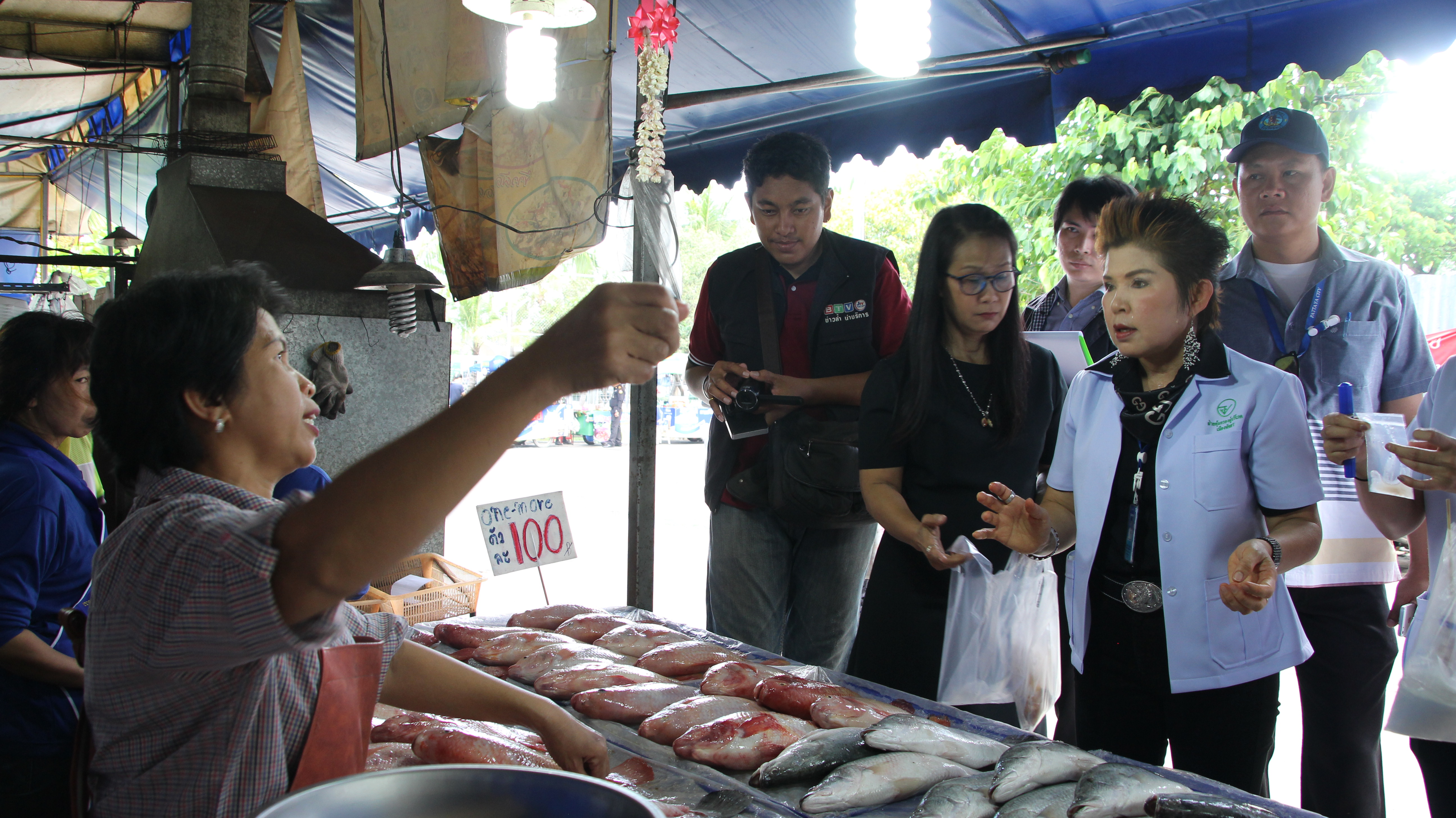 Buppa Songsakulchai of the Pattaya Public Health Department leads inspectors on another check at Naklua Market. No contaminants were found.