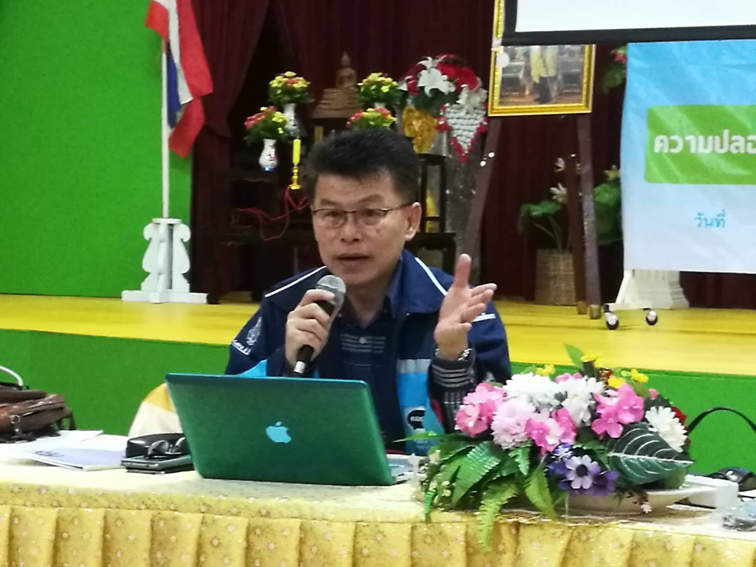 The city’s complaint center executive Chaiwat Klisanalom chairs a meet-up at Pattaya School No. 6 where he provided knowledge and advice on how to solve problems in local communities.