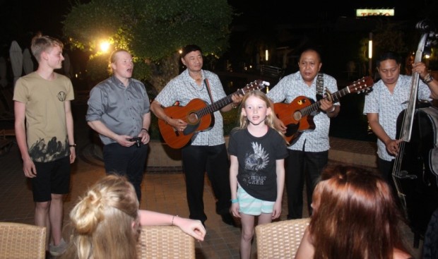 Luke Christopher Kelly, Joey Kelly and Lillian Ann Kelly singing the latest hit of the Kelly Family ‘Nanana’ accompanied by the Thai Garden trio.