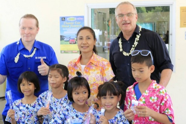 The founder of HHN, Ewald Dietrich (right) with Joey Kelly (left), a teacher and some children of the Drop-In/ ASEAN Education Center.