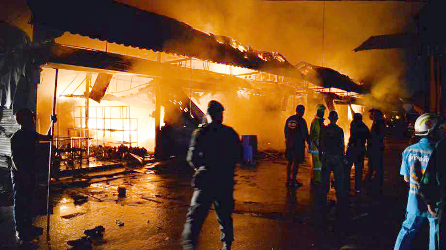 Thailand News - 17-04-17 3 NNT Dawn fire damages 20 buildings in Sa Kaeo market 1JPG