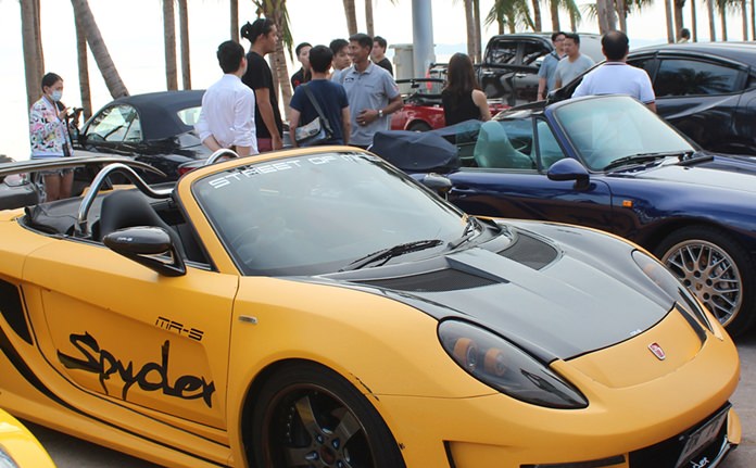 Cabriolet Thailand Chairman Atchananat Sriphaporn (background, center) along with members of the club and the SLK alliance network, put their expensive autos on show in Jomtien.
