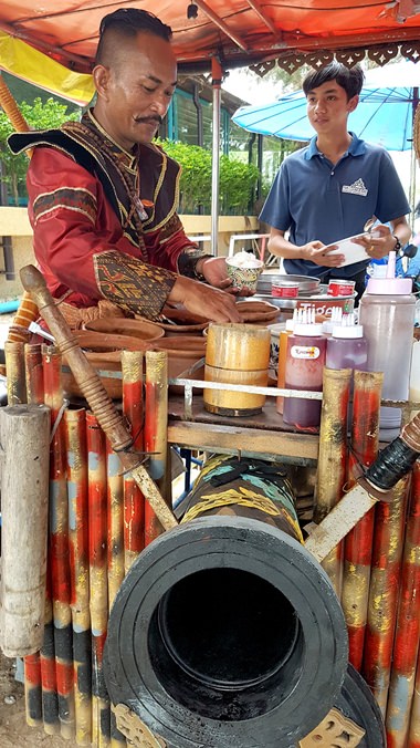 The sidecar was decorated like a fortress with a cannon in the front.
