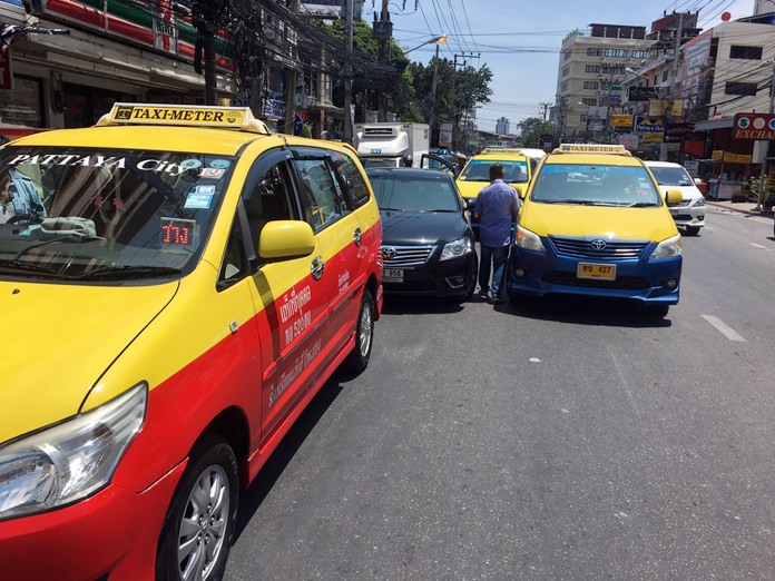 Thinking she was an Uber driver, a swarm of taxis surrounded and forced to a stop real estate agent Supannee Thampitak after she picked up several Chinese clients at Central Marina shopping mall. Pattaya taxi drivers were told to halt their vigilante behavior against suspected Uber drivers, warning they could be jailed for illegal detention and other offenses if they continued their current war on the ride-sharing service.