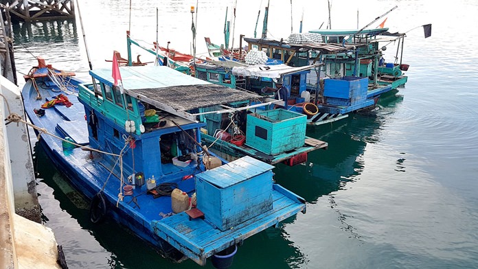 Six Vietnamese fishing boats were seized and 20 crewmen arrested after being caught illegally fishing in Sattahip Bay.