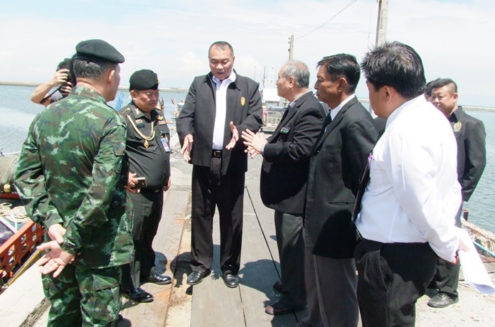 The Interior Ministry inspected a stalled bridge project in Chonburi’s Muang District to see what it will take to get construction restarted.
