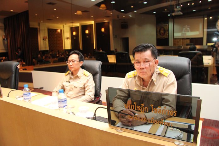 City councilors Sinchai Wattanasartsathorn (left) and Choluek Chotekamjorn (right) said Pattaya still has no alternative location to dispose of its rubbish, and won’t for at least 12 months.