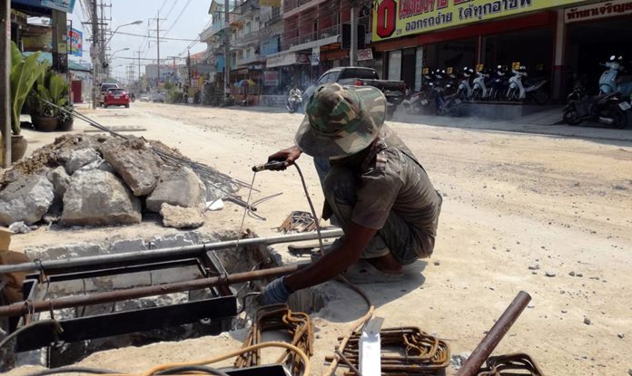 The roadwork, detours and inconvenience from the reconstruction of Soi Siam Country Club is going to continue for the foreseeable future, as the project has been indefinitely delayed.