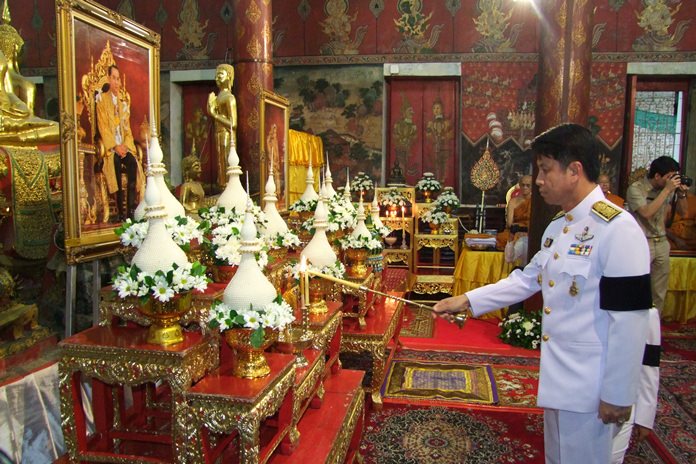 Chonburi Gov. Pakarathorn Thienchai hosted a ceremony to honor HM the late King Bhumibol Adulyadej and bless HM the Queen Sirikit at Yai Intharam Temple.