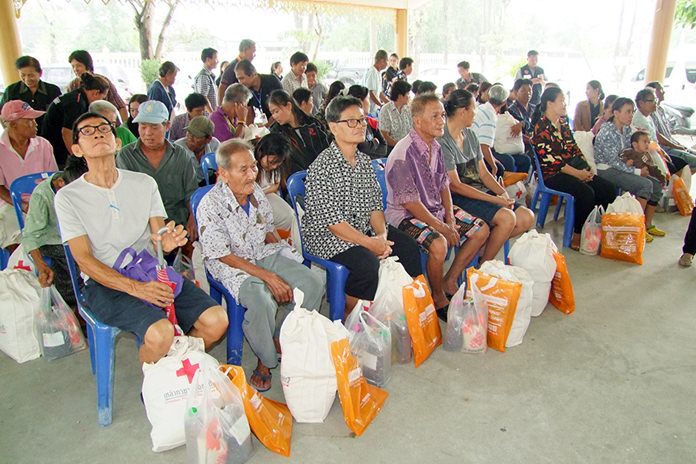 The Chonburi Red Cross donated emergency food stuffs to flood victims in Phanat Nikhom District.