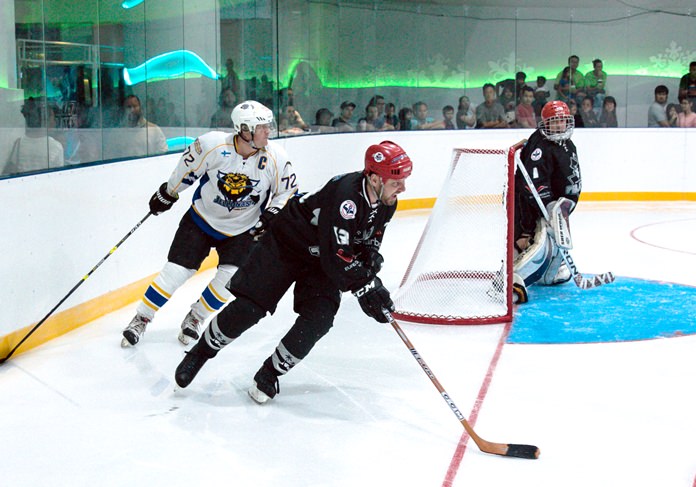 Pattaya Pirates’ Rene Rahaula (centre) rounds the net as keeper Lance Parker looks on during the third place playoff match. (Photo/Naz Brown)