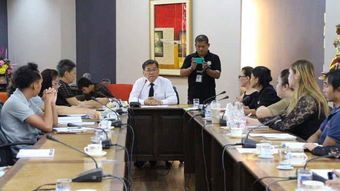 Deputy Mayor Vichien Pongpanit told a meeting of the Health Worker Network and AIDS networking how the appointed government is strictly following Ministry of Interior guidelines on what projects it can support with public funds.